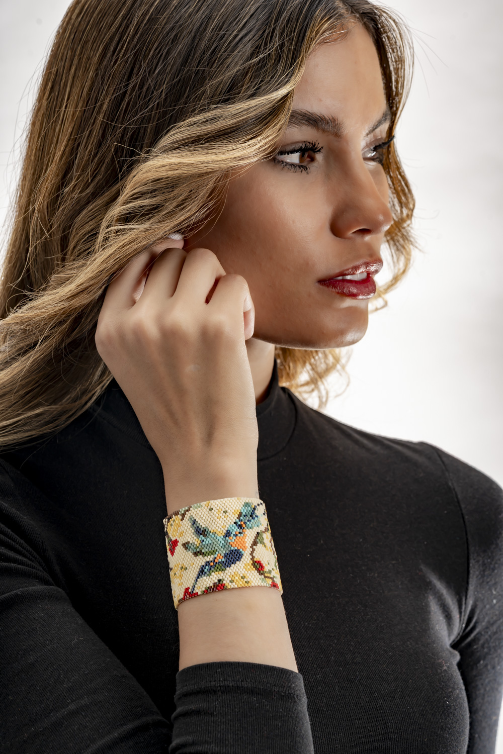 Hummingbird bracelet made with Miyuki Delica beads - Image 2