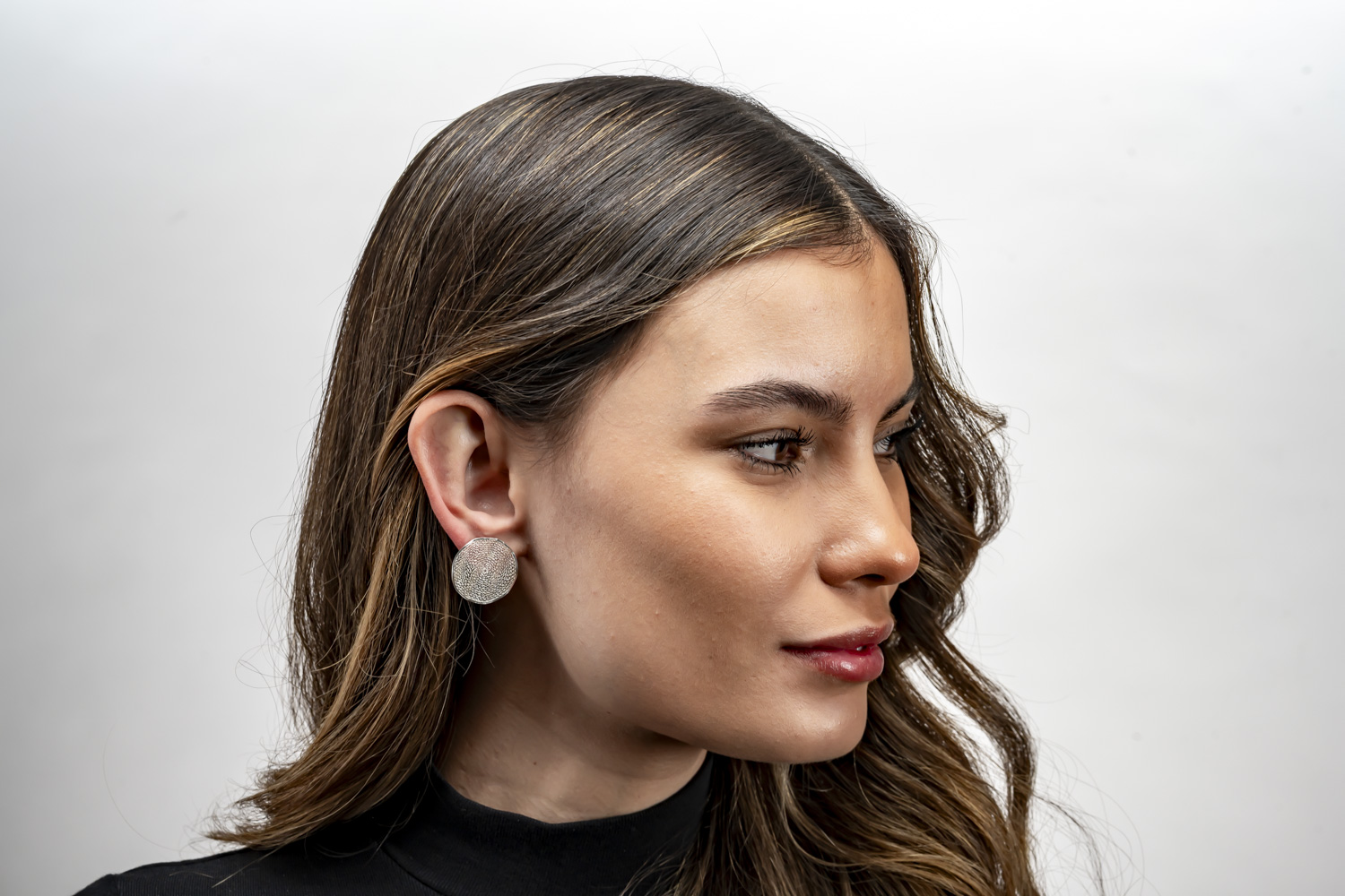 Aretes redondos ondulados de plata - Imagen 2
